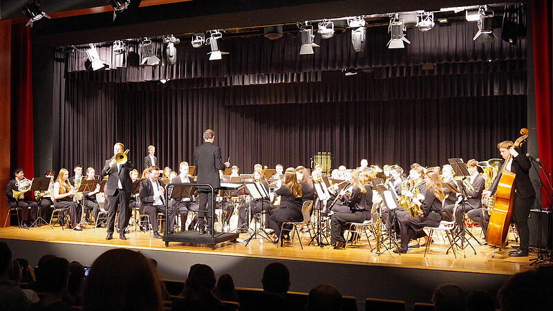 Bezirksdirigent Michael Saffer entlockte bei seinen Soli seiner Posaune schier unglaubliche T&ouml;ne.