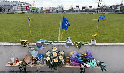 Fußballtor stürzt um und trifft 7-jährigen Jungen Fußballtor stürzt um und trifft 7-jährigen Jungen