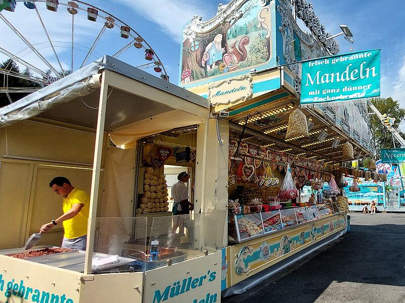 Gebrannte Mandeln gehen immer.Kulinarischer Rundgang auf dem Kronacher Freischie&szlig;en