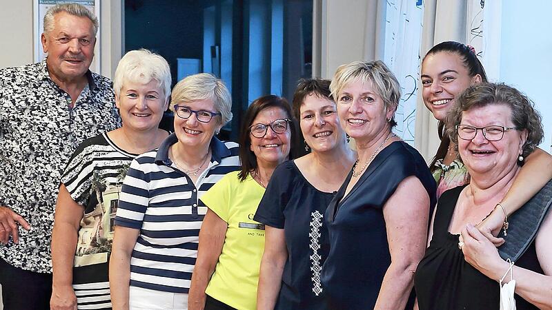 Der Vorstand freut sich auf weitere Zusammenarbeit (von links): Manfred Vogel, Sonja Gundlack, Silke G&ouml;rner, Michaela Da&szlig;ler, Iris Komann, Birgit Lechner, Pia K&ouml;hler und Maria M&uuml;ller.