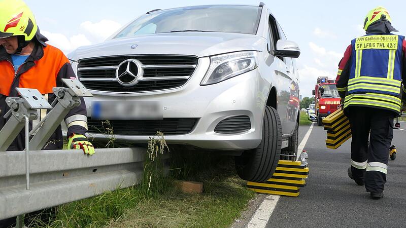 Der Mercedes saß auf der Leitplanke fest und schwebte teilweise in der Luft. Der Mercedes saß auf der Leitplanke fest und schwebte teilweise in der Luft.