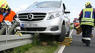 Der Mercedes saß auf der Leitplanke fest und schwebte teilweise in der Luft.