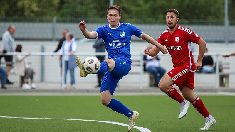 Der dreifache Oberhaider Torsch&uuml;tze, David Bauer, kommt zum Schuss, doch dieses Mal verfehlt er das Tor.
