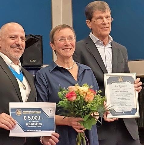 Preistr&auml;ger Oliver von Flotow (rechts) mit Laudatorin Elisabeth Preu&szlig; und M.v.St. David Melkomians.