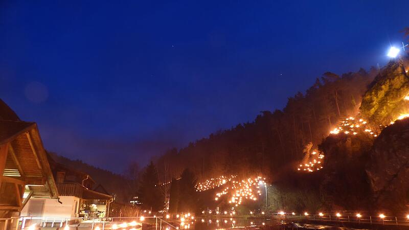 3000 Schaulustige waren am Silvesterabend in Nankendorf, um die vielen Lichter brennen zu sehen.Forchheim & Fr&auml;nkische Schweiz