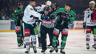 Jari Neugebauer (rechts) und Igor Bacek bekamen sich schon nach drei Minuten in die Haare.