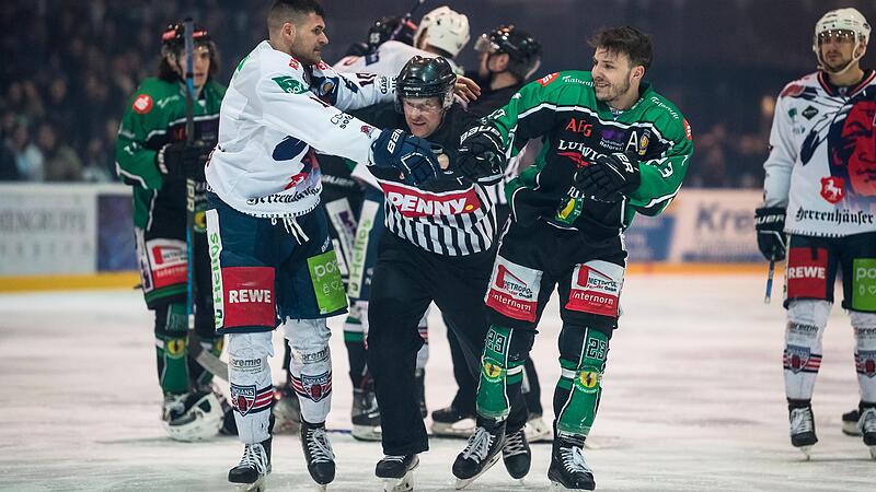 Jari Neugebauer (rechts) und Igor Bacek bekamen sich schon nach drei Minuten in die Haare.