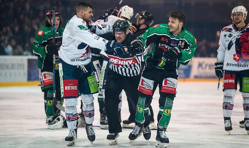 Jari Neugebauer (rechts) und Igor Bacek bekamen sich schon nach drei Minuten in die Haare.
