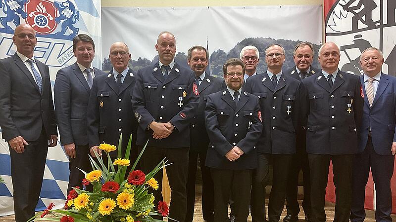 Staatliche Ehrungen beim Feuerwehr-Kommersabend in Oberbach (von links): Bürgermeister Gerd Kleinhenz, Staatssekretär Sandro Kirchner, Hubert Kirchner, Christoph Schrenk, Herbert Wolf, Lothar Leipold, Kuno Bühner, Michael Latus, Kreisbrandrat Benn... Staatliche Ehrungen beim Feuerwehr-Kommersabend in Oberbach (von links): Bürgermeister Gerd Kleinhenz, Staatssekretär Sandro Kirchner, Hubert Kirchner, Christoph Schrenk, Herbert Wolf, Lothar Leipold, Kuno Bühner, Michael Latus, Kreisbrandrat Benn...