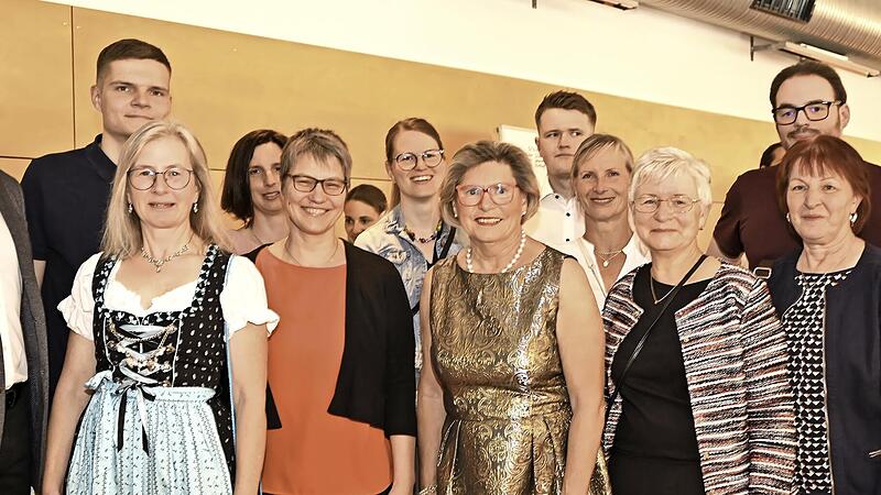 Bürgermeisterin Gertrud Werner (Mitte) wird umringt von den Mitarbeitern der Verwaltung, die der VG-Chefin gratulieren.