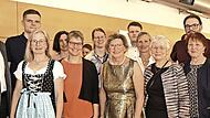 Bürgermeisterin Gertrud Werner (Mitte) wird umringt von den Mitarbeitern der Verwaltung, die der VG-Chefin gratulieren.