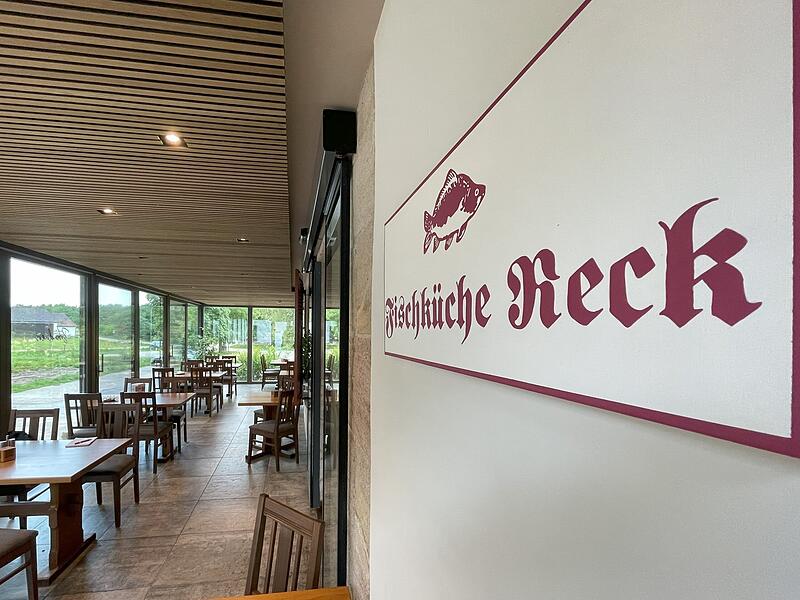 Der Wintergarten der Fischk&uuml;che Reck. Das Schild ist ein selbstgemachtes Geschenk einer Mitarbeiterin.