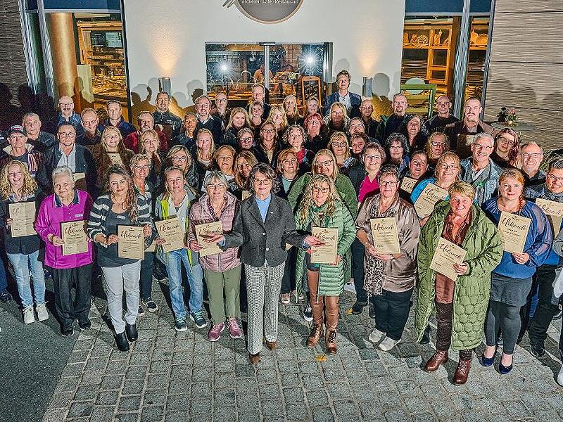 Diese Mitarbeiterinnen und Mitarbeiter wurden für ihr langjähriges berufliches Engagement ausgezeichnet.