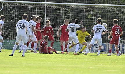 Das Hinspiel Mitte Juli entschied der SC Sylvia Ebersdorf (wei&szlig;e Trikots) mit 1:0 gegen den FC Coburg f&uuml;r sich.