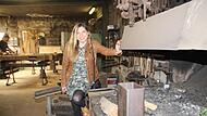 Ort ihrer Kindheit: Claudia Belzer besucht die Schmiede ihres Vaters.