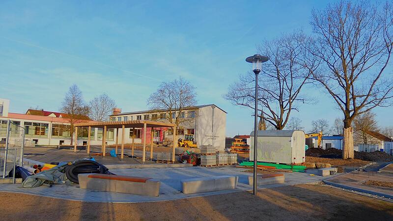 Die erhebliche Kostensteigerung der Dorferneuerungsmaßnahme am Pausenhof der Schule in Obertheres war erneut Diskussionsgrund in der jüngsten Gemeinderatssitzung.