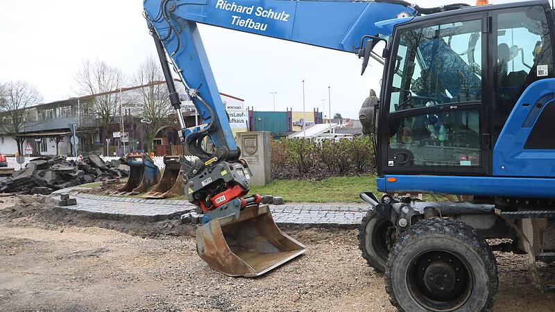 Noch mindestens bis Mitte Mai sind die Bagger am Kreisel im Einsatz.