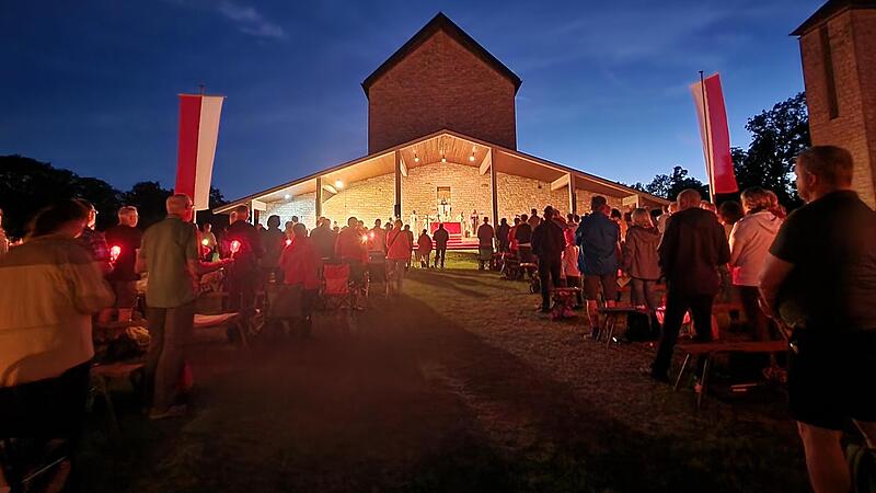 Gut 1500 Menschen kamen zur Vigilfeier am Vorabend des Festes Mari&auml; Himmelfahrt zum Maria Ehrenberg.