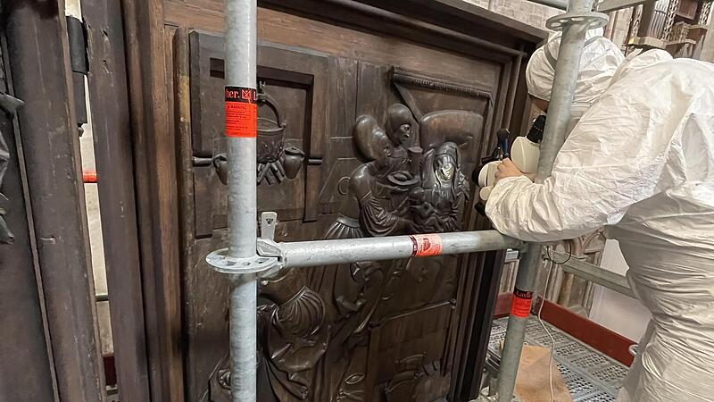 Eine Wissenschaftlerin des BLFD untersucht den Altar. Eine Wissenschaftlerin des BLFD untersucht den Altar.