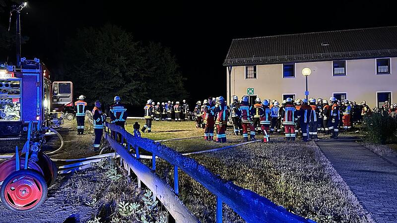 An die 150 Feuerwehrleute aus den umliegenden Ortschaften waren am Donnerstagmorgen am Simonshof in Bastheim. Hier war es nach einem Brand in einem Gebäude zu einer starken Rauchentwicklung gekommen. Die Bewohner mussten evakuiert werden. An die 150 Feuerwehrleute aus den umliegenden Ortschaften waren am Donnerstagmorgen am Simonshof in Bastheim. Hier war es nach einem Brand in einem Gebäude zu einer starken Rauchentwicklung gekommen. Die Bewohner mussten evakuiert werden.