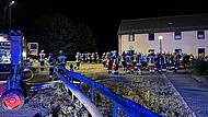 An die 150 Feuerwehrleute aus den umliegenden Ortschaften waren am Donnerstagmorgen am Simonshof in Bastheim. Hier war es nach einem Brand in einem Gebäude zu einer starken Rauchentwicklung gekommen. Die Bewohner mussten evakuiert werden.