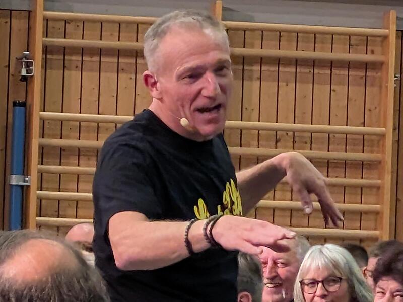 Michl Müller mitten im Publikum.