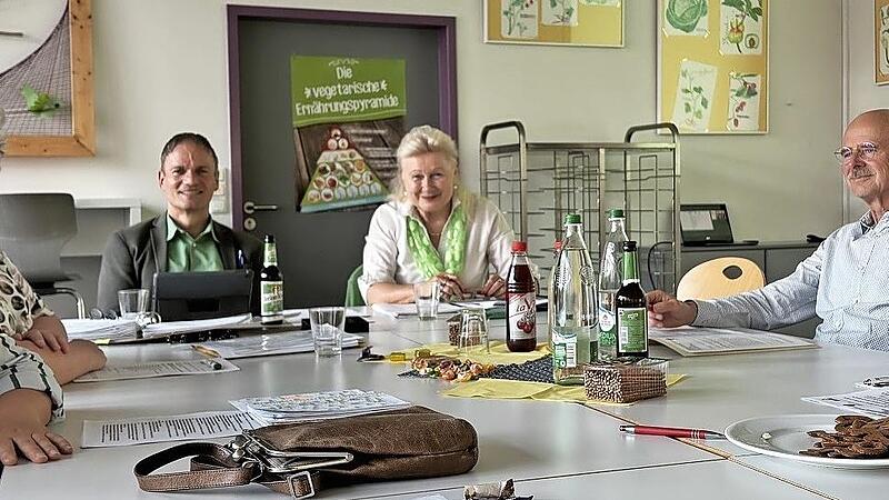 Das Vorstandsteam des Fördervereins mit (v.l.) Christine Schöbel, Monika Böhmer, Peter Gerhardt, Sigrid Christeiner sowie dem Wahlvorstand Bernhard Christoph und Gisela Greiner.