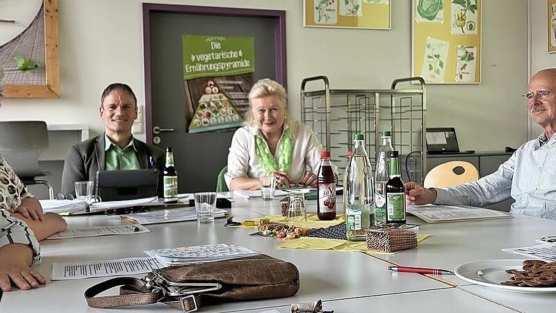 Das Vorstandsteam des F&ouml;rdervereins mit (v.l.) Christine Sch&ouml;bel, Monika B&ouml;hmer, Peter Gerhardt, Sigrid Christeiner sowie dem Wahlvorstand Bernhard Christoph und Gisela Greiner.
