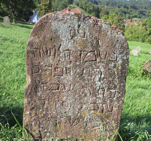 Ein Rätsel auf dem jüdischen Friedhof Pfaffenhausen ist gelöst: Dieser Grabstein gehört zu einer verstorbenen Frau Sprinz.