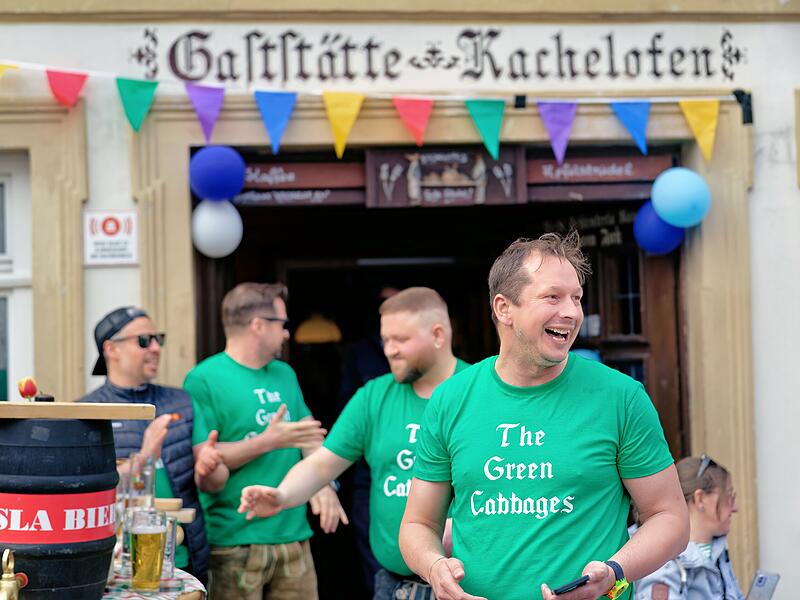 Sebastian Linz beim Bieranstich zur Feier des Musikvideos.
