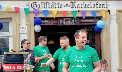 Kachelofen Song Musikvideo Sebastian Linz beim Bieranstich zur Feier des Musikvideos.