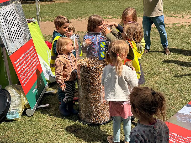 Kippe Eine, geht noch, eine geht noch rein: Abertausende Zigarettenstummel wurden am Tag der Umwelt auf der Jahnwiese abgegeben.