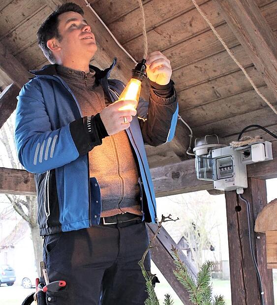 Eine nostalgisch gefasste LED-Leuchte hat Sascha Link zur Erinnerung an das Jubiläum „100 Jahre elektrischer Strom“ in Ailsbach im Brunnen beim Hirtenhaus installiert.