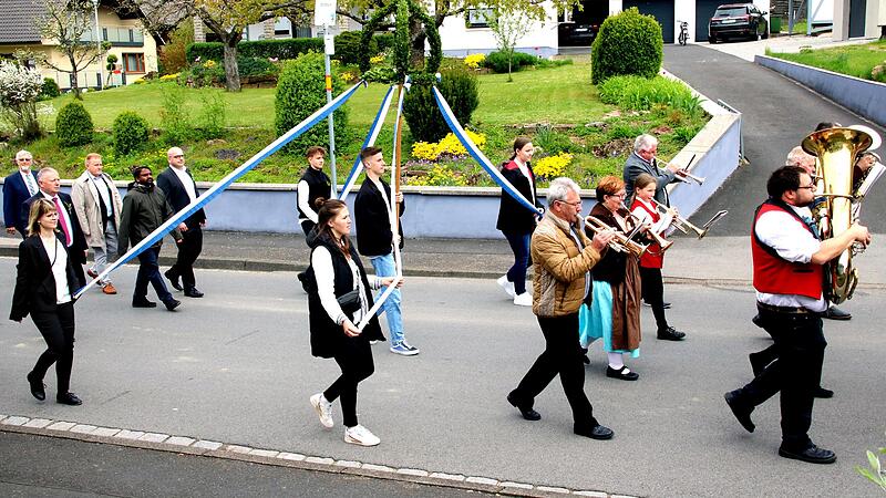 In der Kirchenparade zogen die zahlreichen Feldgeschworenen und die Gäste durch Windheim.