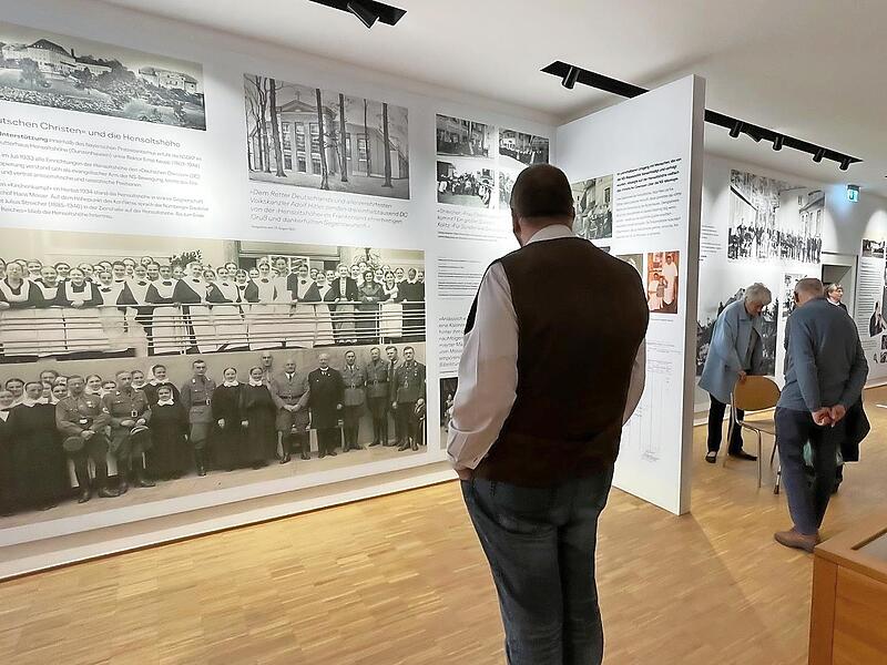 Einblick in die Ausstellung: NS-Gauleiter Julius Streicher (auf dem Ausstellungsfoto 6. v. r.) bei seinem Besuch 1934 im Diakonissen-Mutterhaus Hensoltsh&ouml;he (flankiert von Nazi-Funktion&auml;ren und der Heimleitung).