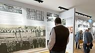 Einblick in die Ausstellung: NS-Gauleiter Julius Streicher (auf dem Ausstellungsfoto 6. v. r.) bei seinem Besuch 1934 im Diakonissen-Mutterhaus Hensoltshöhe (flankiert von Nazi-Funktionären und der Heimleitung). Einblick in die Ausstellung: NS-Gauleiter Julius Streicher (auf dem Ausstellungsfoto 6. v. r.) bei seinem Besuch 1934 im Diakonissen-Mutterhaus Hensoltshöhe (flankiert von Nazi-Funktionären und der Heimleitung).