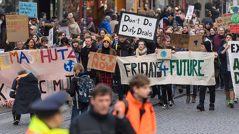 Klimaaktivismus ist auch in W&uuml;rzburg und der Region angekommen. Verschiedene Bewegungen machen mit Aktionen auf den Klimawandel aufmerksam - wie hier im Jahr 2020 in der W&uuml;rzburger Innenstadt.