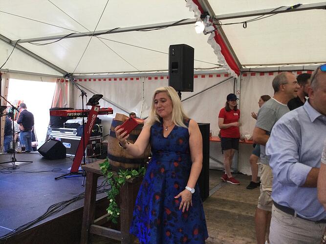 Melanie Huml beim Selfie im Festzelt