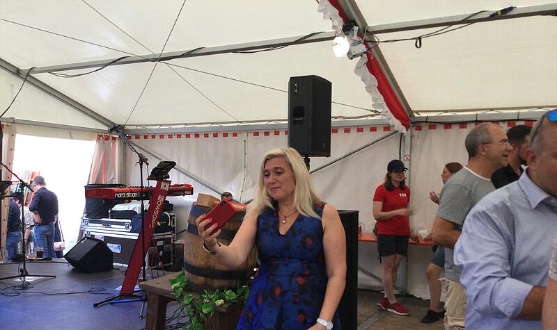 Melanie Huml beim Selfie im Festzelt