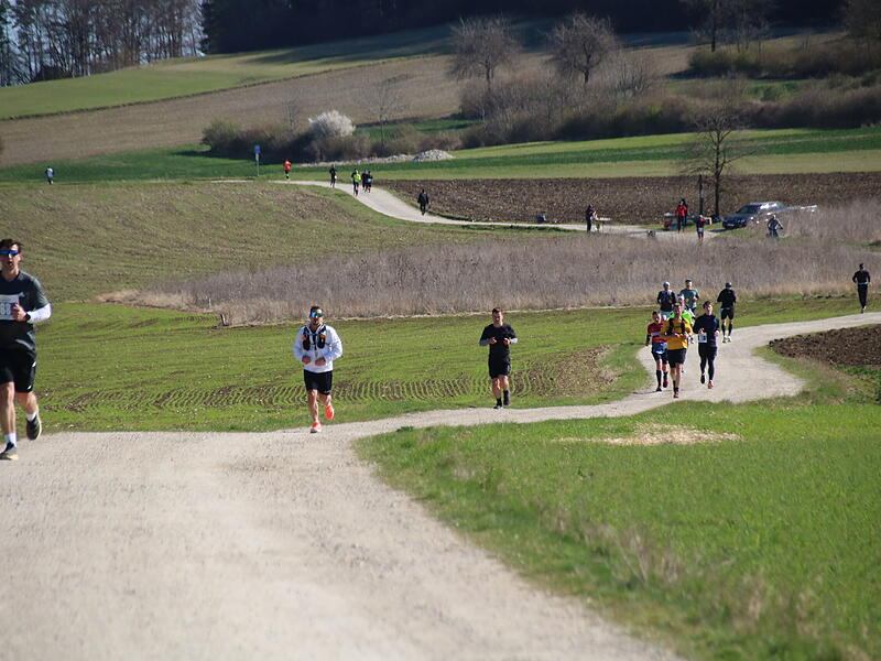 Strahlender Sonnenschein, aber nur niedrige Plusgrade erwartete die L&auml;ufer beim 19. Obermain-Marathon rund um Bad Staffelstein. Die Marathon-Strecke f&uuml;hrte wieder an den beiden Wahrzeichen der Kurstadt, dem Kloster Banz und der Basilika Vierzehnheiligen vorbei.