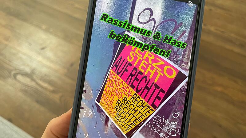 "F&uuml;r Menschenrechte": Das Jugendhaus-Team hat die mit rechten und antisemitischen Parolen beschmierte Wand auf dem Jugendhausgel&auml;nde kurzerhand plakatiert.