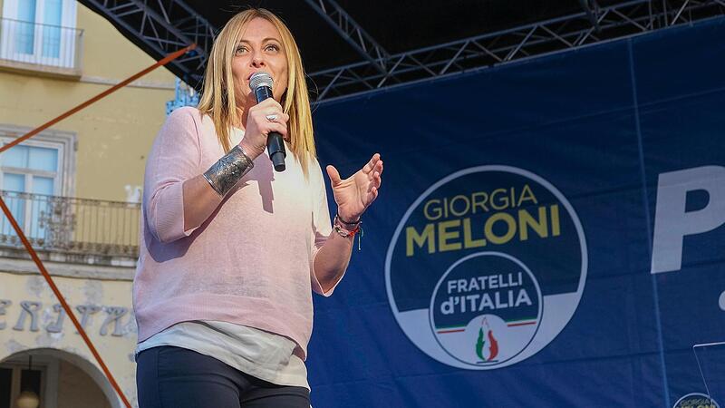 Giorgia Meloni, Chefin der gr&ouml;&szlig;ten Rechtspartei Fratelli d'Italia und Favoritin auf den Job als Ministerpr&auml;sidentin, h&auml;lt eine Rede w&auml;hrend einer Veranstaltung vor den Parlamentswahlen am 25. September.