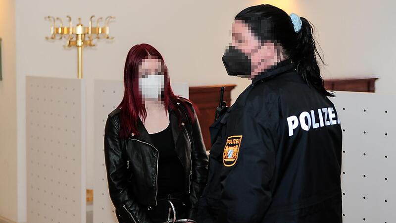 Bei einem Date hatte eine 19-Jährige aus Gasseldorf einen Mann mit einem Messer getötet. Die Frau soll einem amerikanischen Serienmörder nachgeeifert haben. Im Februar 2022 fällt das Urteil.Forchheim & Fränkische Schweiz Bei einem Date hatte eine 19-Jährige aus Gasseldorf einen Mann mit einem Messer getötet. Die Frau soll einem amerikanischen Serienmörder nachgeeifert haben. Im Februar 2022 fällt das Urteil.Forchheim & Fränkische Schweiz