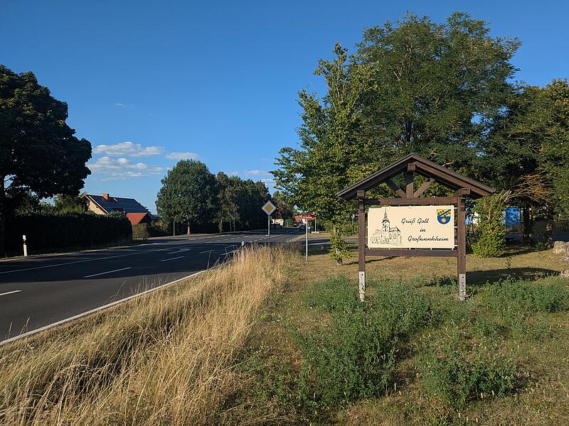 Einfahrt in den Ort Gro&szlig;wenkheim