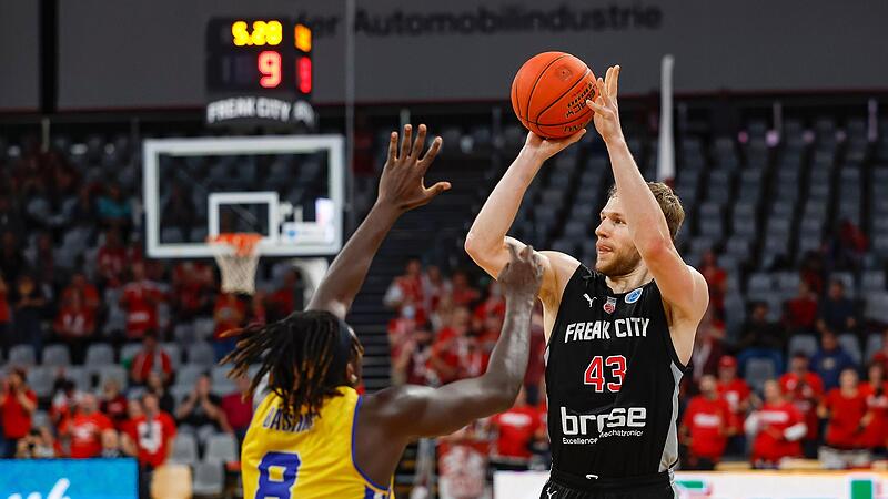 Christian Sengfelder (rechts) erzielt gegen Bashir Ahmed zwei seiner 23 Punkte.