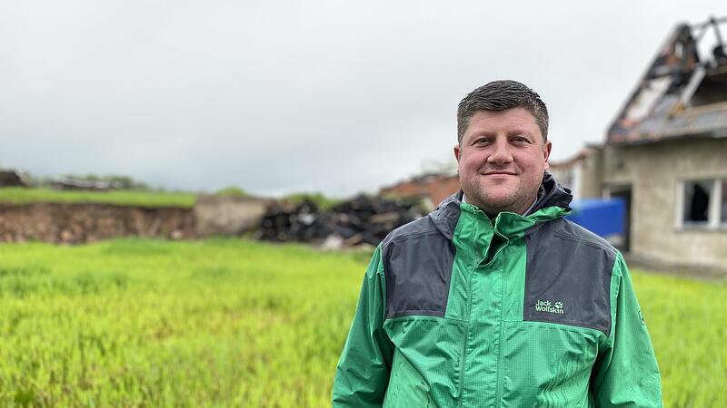 Gerodas B&uuml;rgermeister Alexander Schneider an der Stelle, an der das Feuer im Sommer 2022 in einer Scheune ausbrach.
