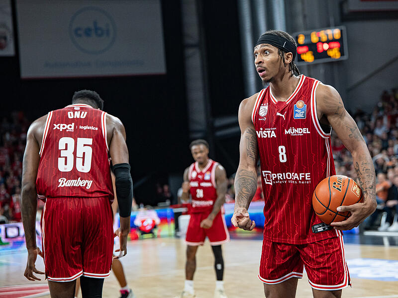 Demarcus Demonia macht große Augen. Die Baskets als Team nach Ende der 40 Minuten auch.