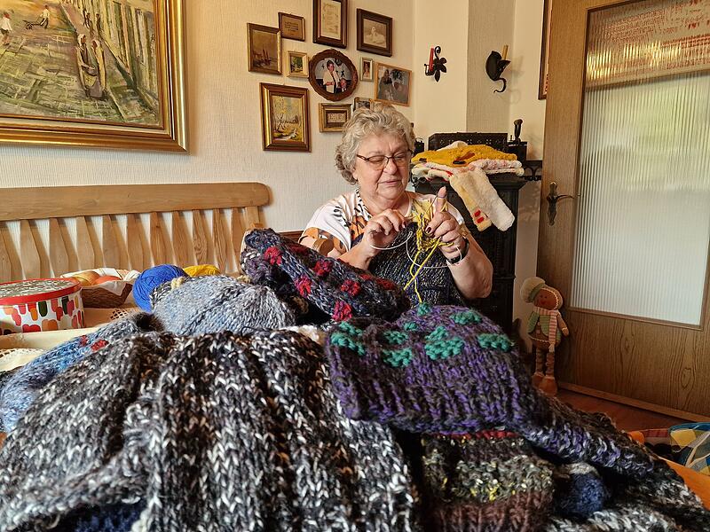 Barbara Bieler hat in den vergangenen Monaten 150 Mützen gestrickt. Für weitere Projekte benötigt sie nun vor allem Strumpfwolle. Barbara Bieler hat in den vergangenen Monaten 150 Mützen gestrickt. Für weitere Projekte benötigt sie nun vor allem Strumpfwolle.