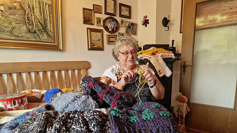 Barbara Bieler hat in den vergangenen Monaten 150 Mützen gestrickt. Für weitere Projekte benötigt sie nun vor allem Strumpfwolle. Barbara Bieler hat in den vergangenen Monaten 150 Mützen gestrickt. Für weitere Projekte benötigt sie nun vor allem Strumpfwolle.