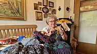 Barbara Bieler hat in den vergangenen Monaten 150 M&uuml;tzen gestrickt. F&uuml;r weitere Projekte ben&ouml;tigt sie nun vor allem Strumpfwolle.